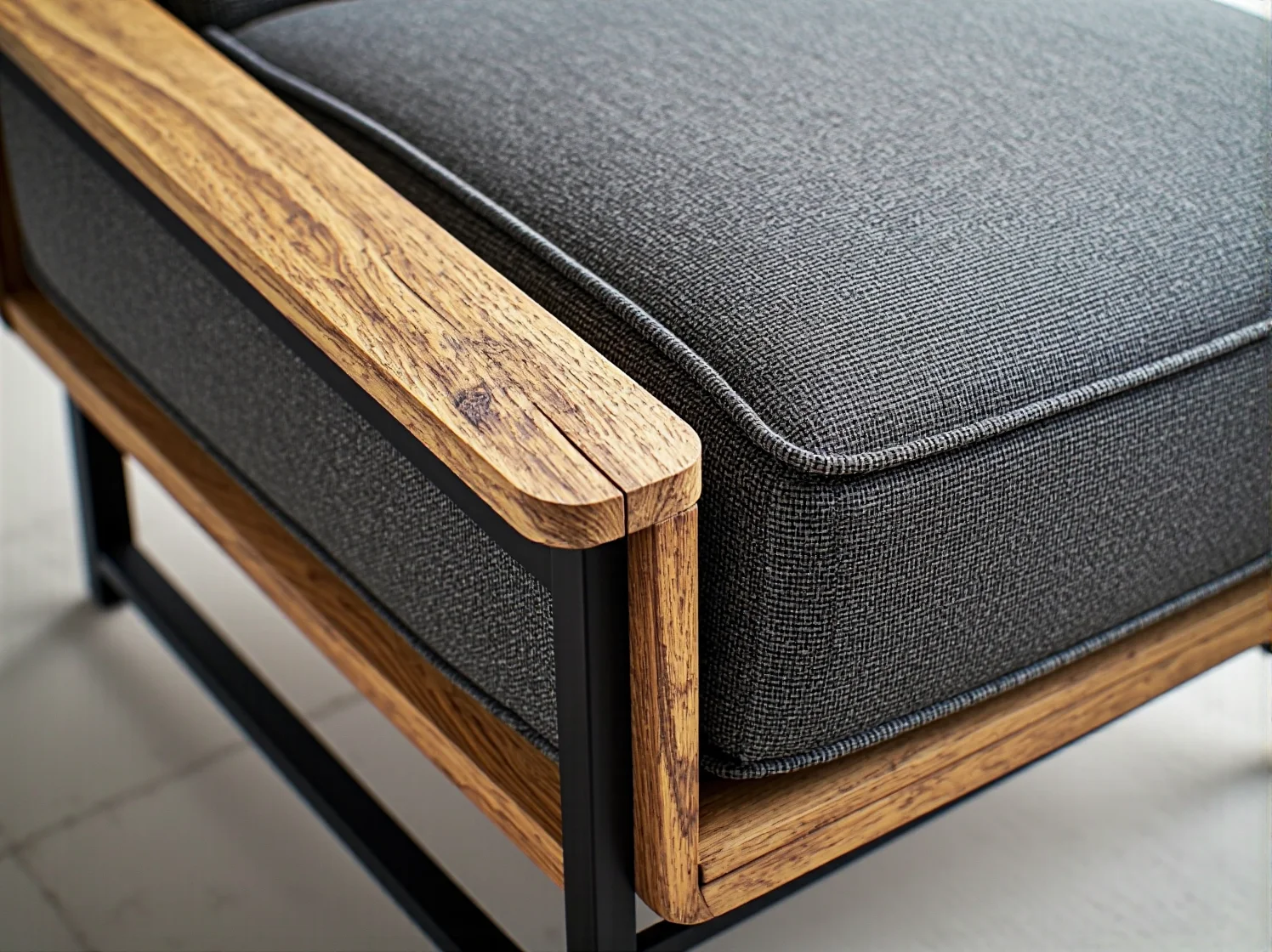 Ramię robota przemysłowego wspierane przez sztuczną inteligencję na zautomatyzowanej linii.