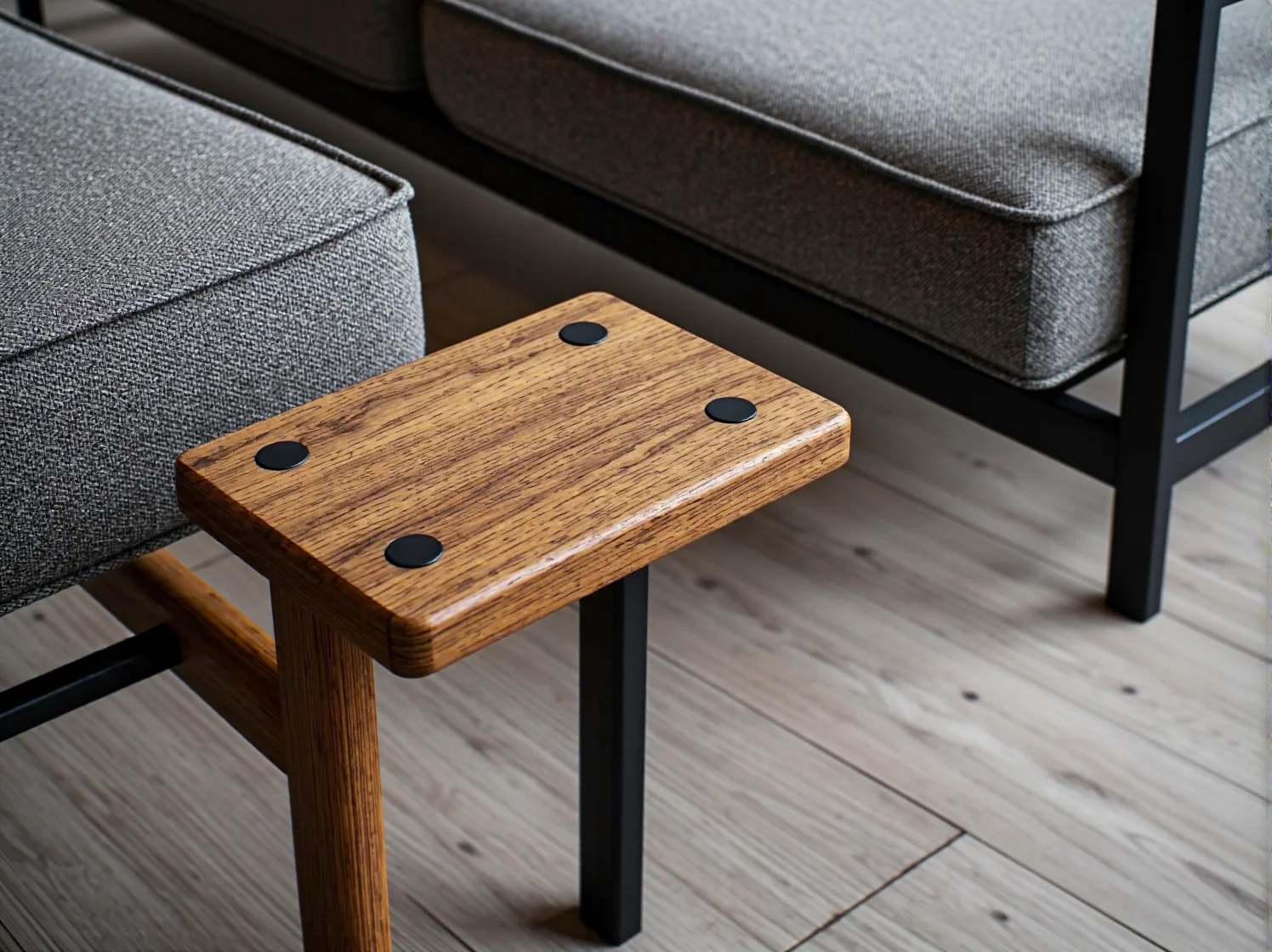 Biurko regulowane elektrycznie idealne do pracy zdalnej w domu.