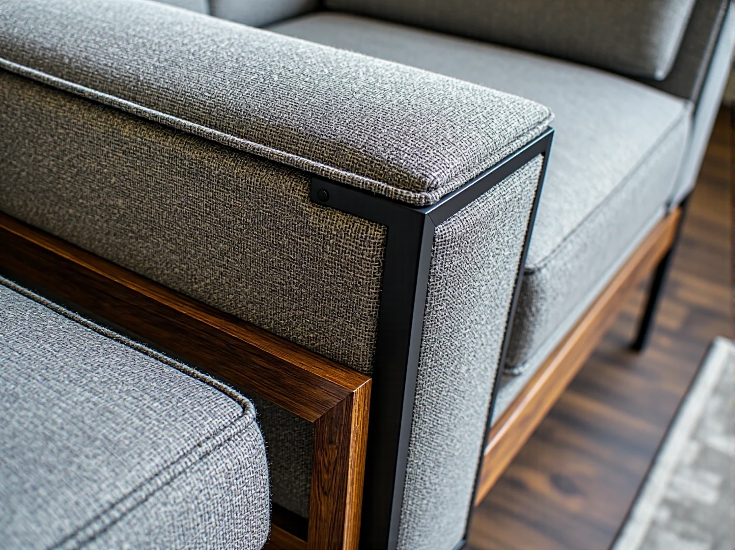 Przytulny kącik wypoczynkowy z drewnianą lampą podłogową emitującą ciepłe światło.