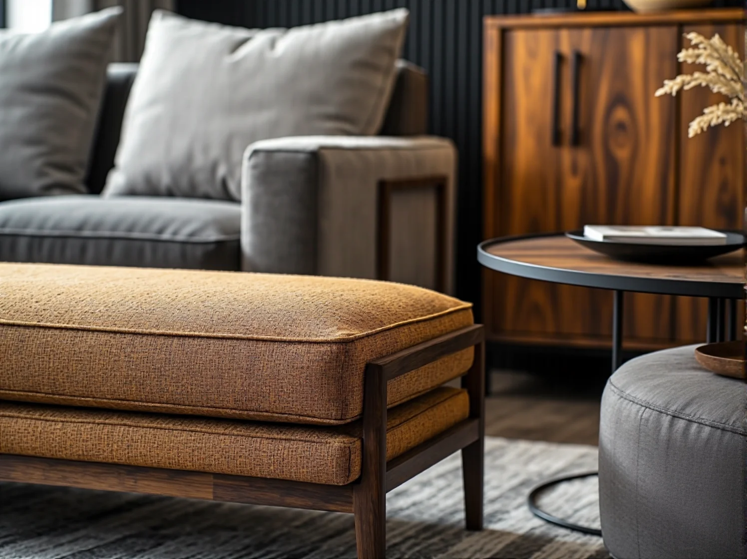 Czarno-złoty regał ścienny glamour kontrastujący z jasnym marmurem w eleganckim korytarzu.