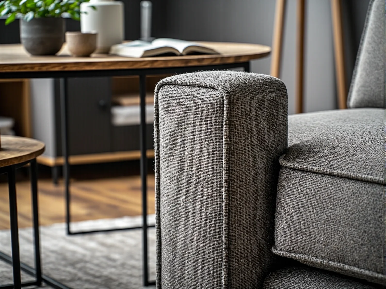 Zestaw dłut i papierów ściernych niezbędnych przy odnawianiu mebli.