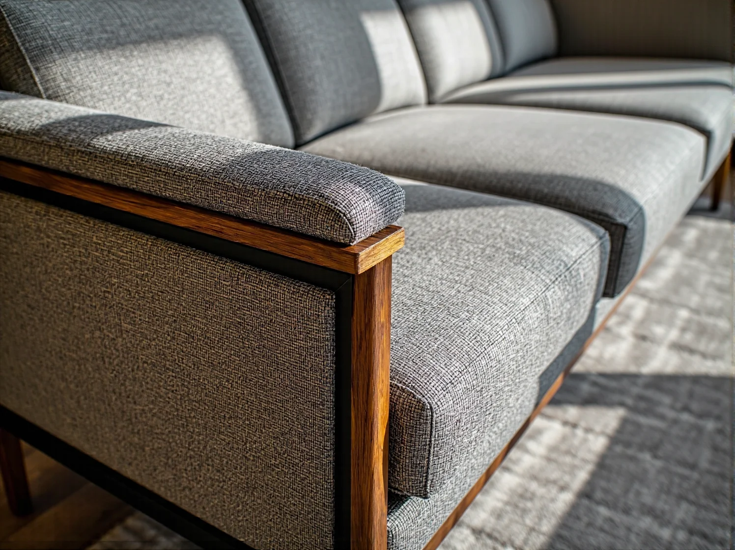 Ciepłe oświetlenie i dodatki w salonie z pastelową kanapą