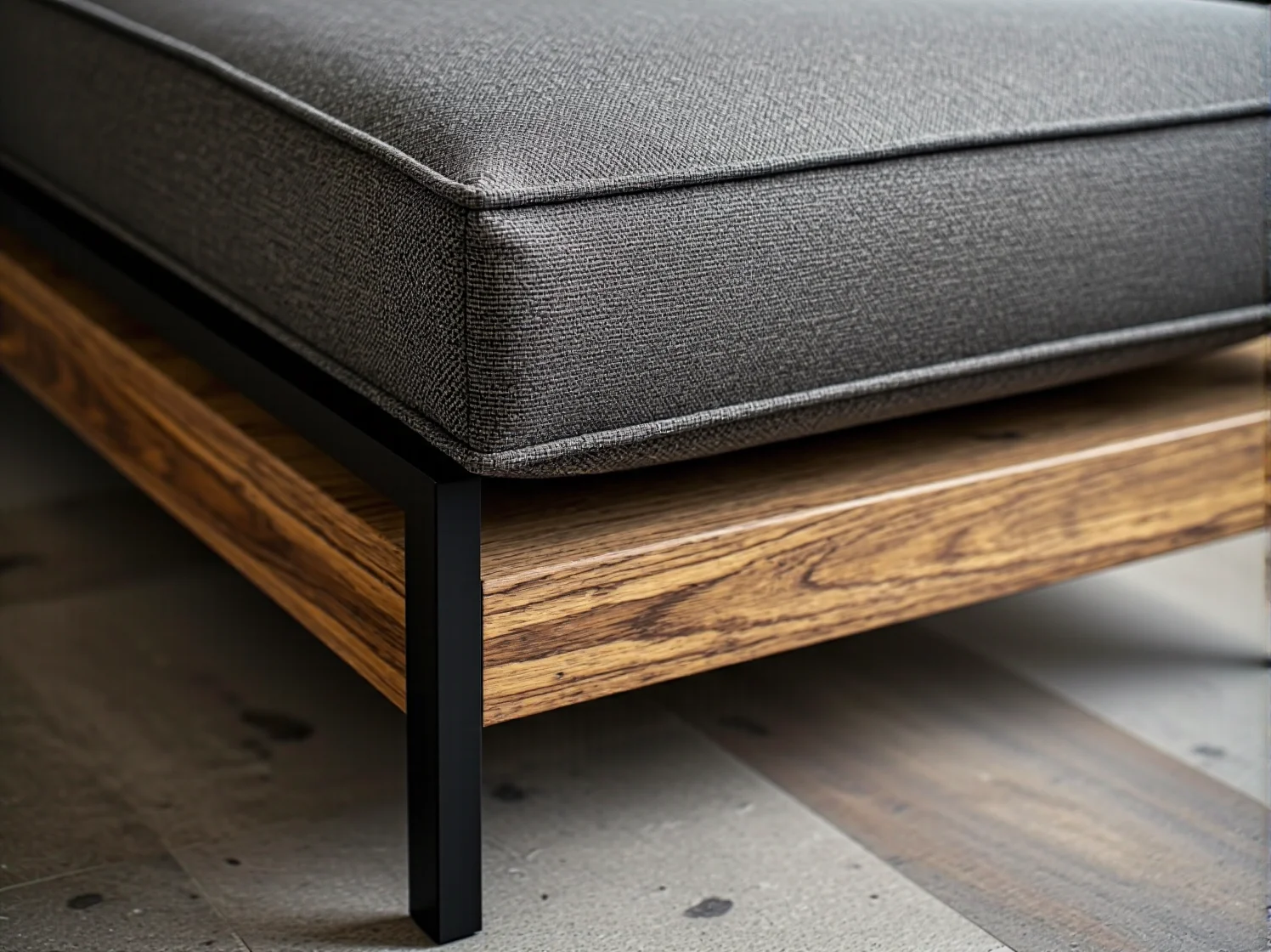 Solidna drewniana ławka ogrodowa z ozdobnymi poduszkami, doskonale pasująca do angielskiego ogrodu.