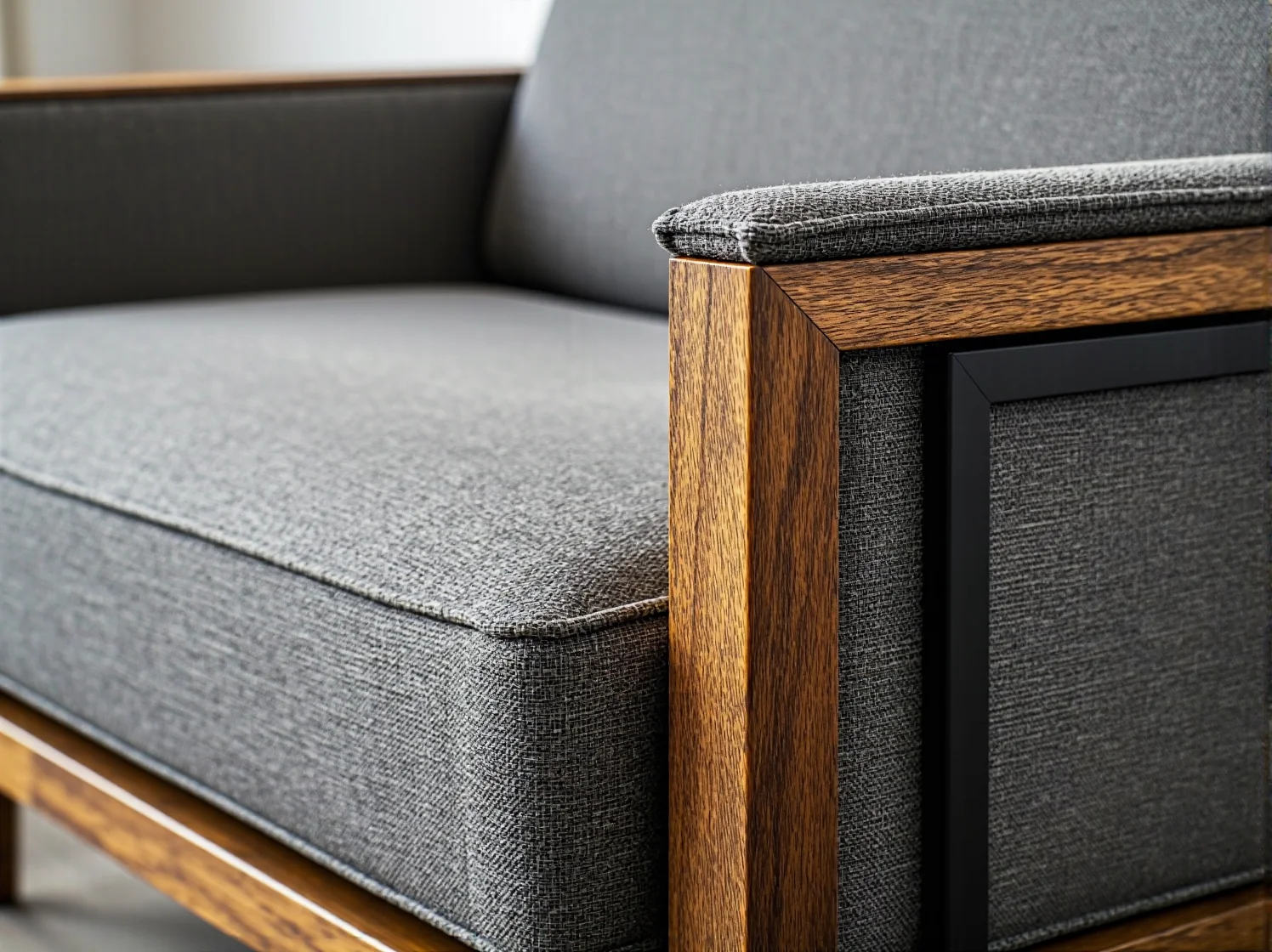 Drewniana półka w stylu boho z roślinami doniczkowymi