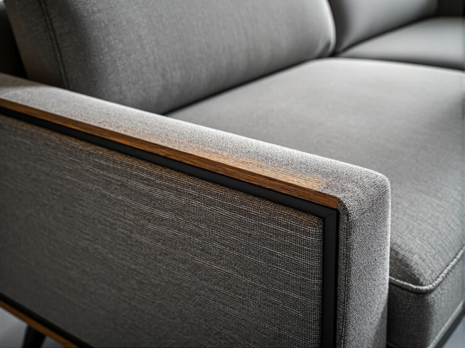 Solidny stół wykonany z drewna z certyfikatem FSC