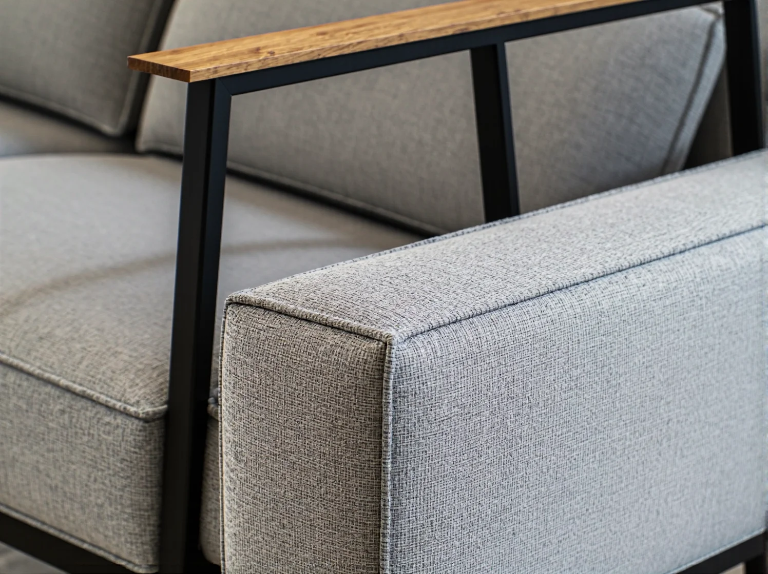 Minimalistyczny kinkiet nad stołem jadalnianym, łączący funkcjonalność z prostym designem.