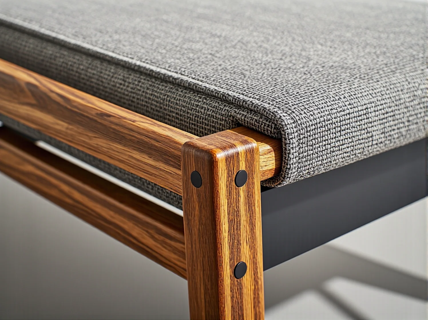 Wlasnorecznie zrobiony stolik z drewna w salonie