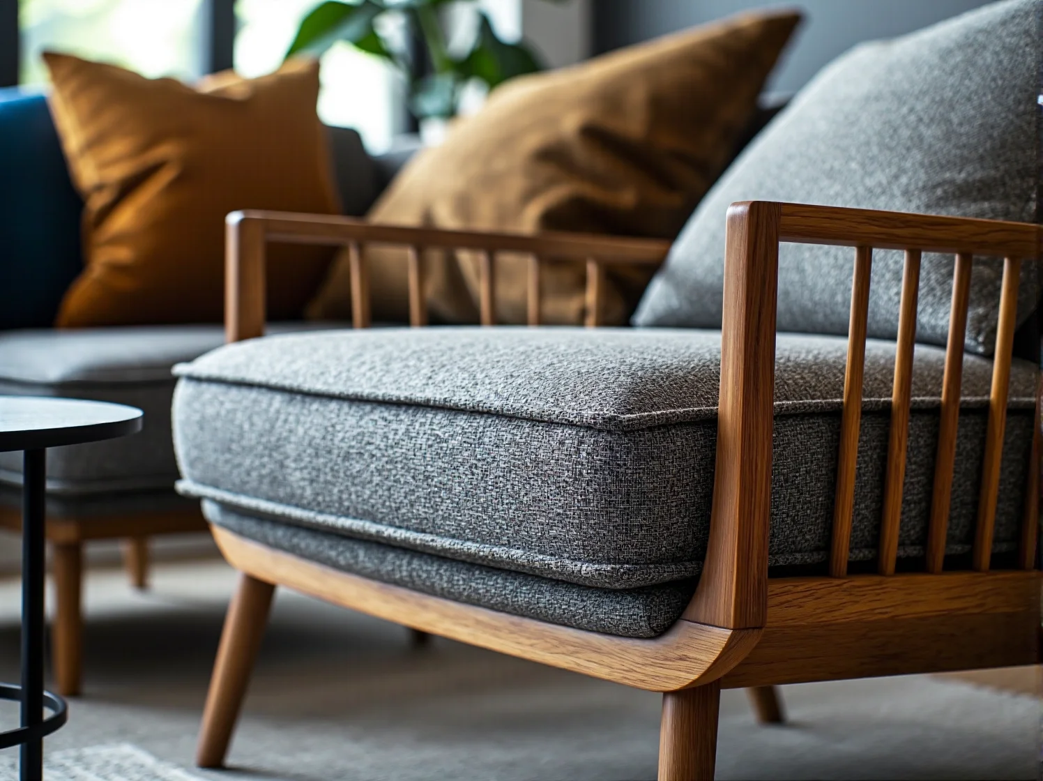 Eleganckie kinkiety ścienne w wąskim przedpokoju, zapewniające równomierne i przytulne światło.