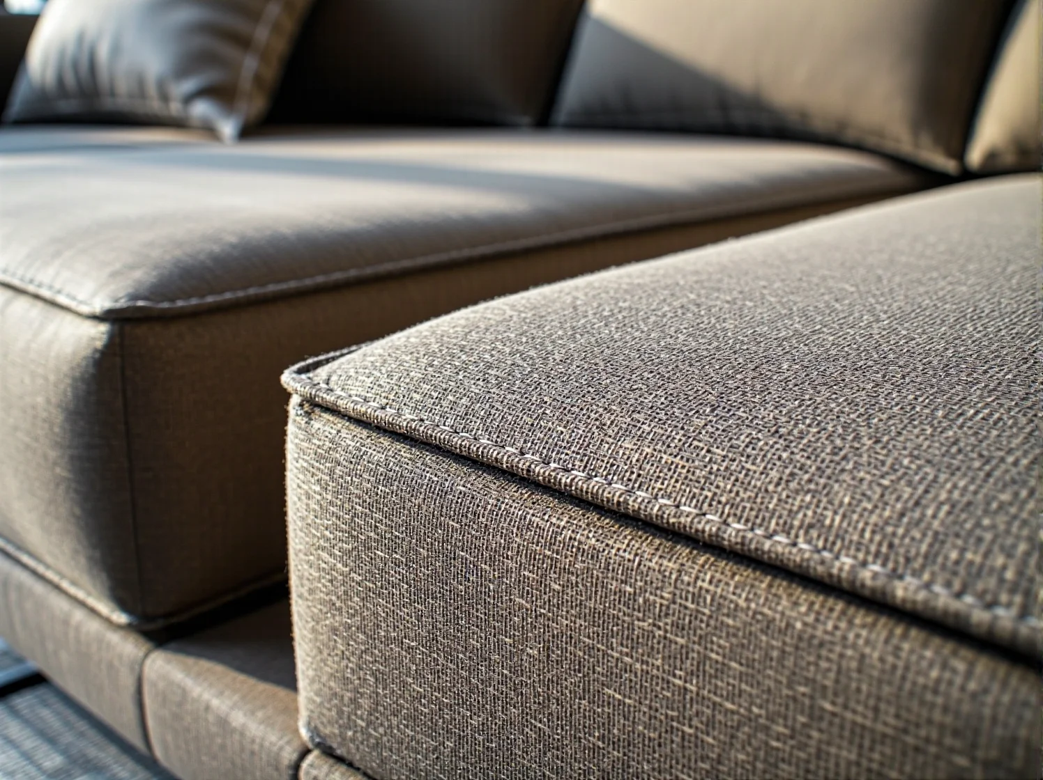 Osoba śpiąca na komfortowym materacu hybrydowym, ciesząca się głębokim snem