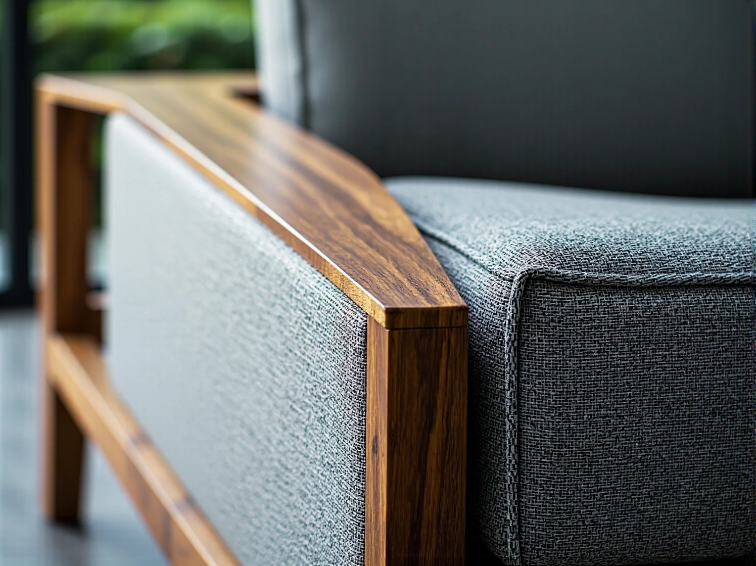 Ciepłe światło latarenek ogrodowych przy roślinach i ścieżce