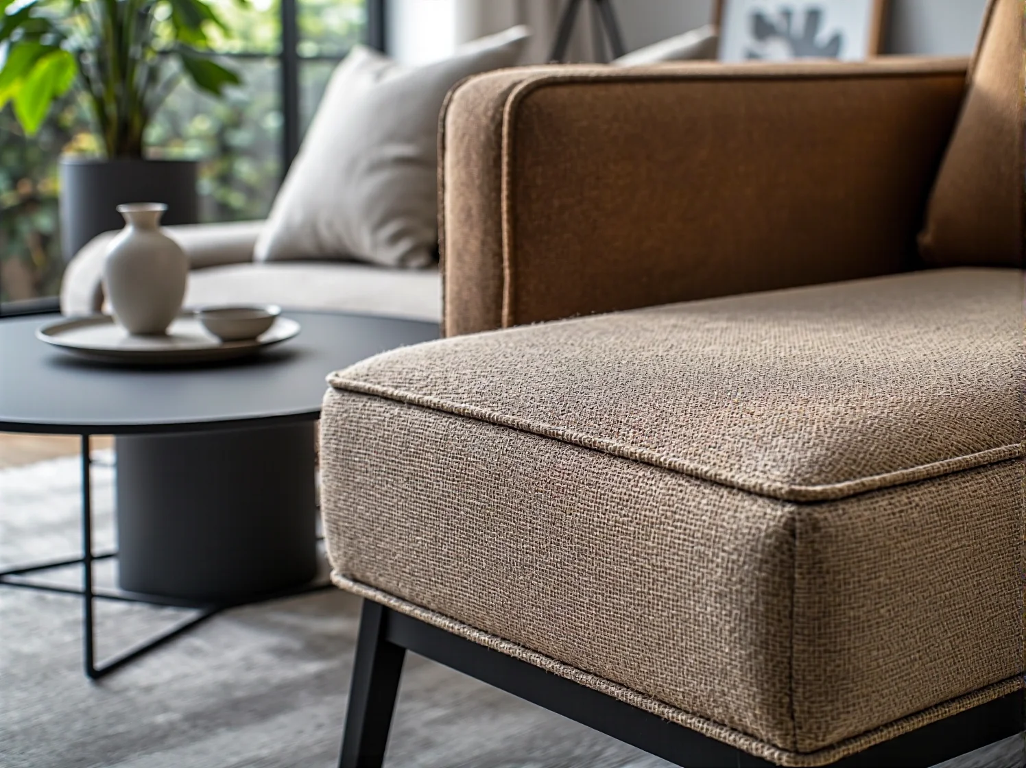 Papierowy abażur lampy wprowadzający delikatne, rozproszone oświetlenie do sypialni.