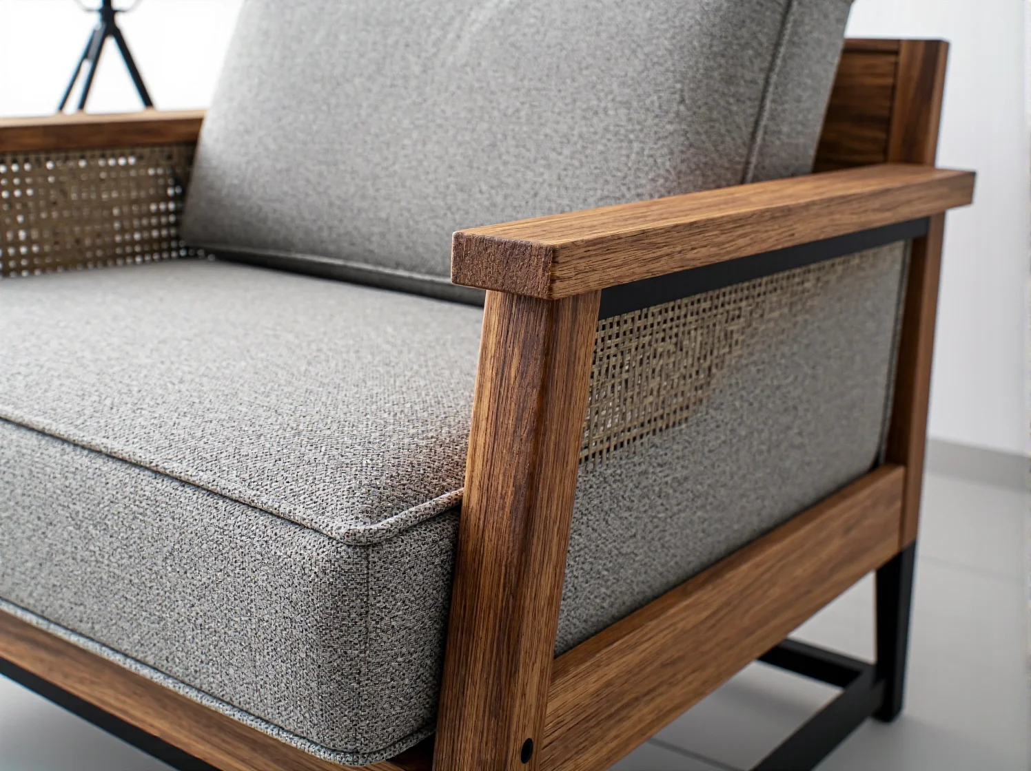 Nowoczesna strefa relaksu na tarasie z minimalistycznymi fotelami i donicami