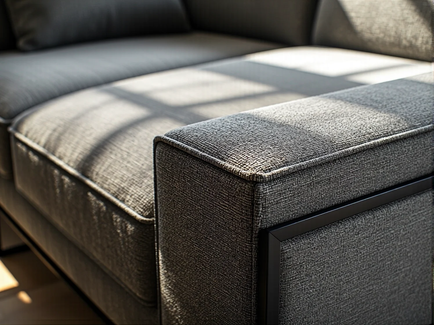 Plafon LED zamontowany na suficie w małym korytarzu, idealne rozwiązanie do niskich pomieszczeń.