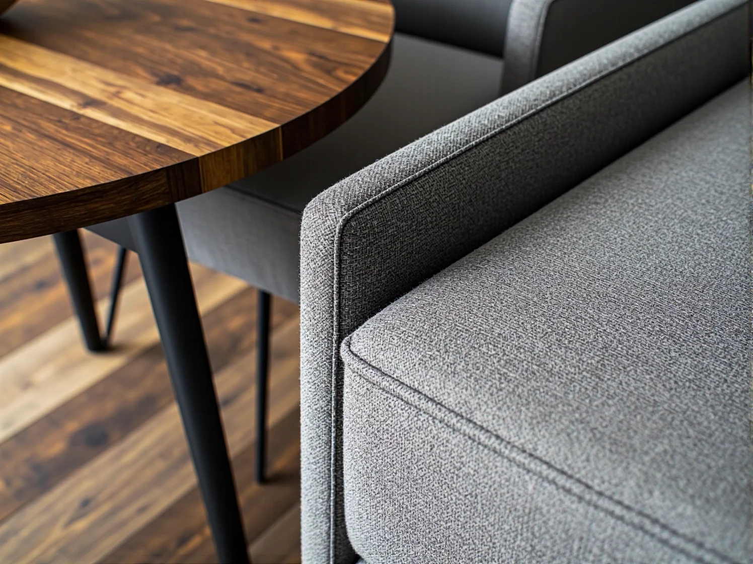 Skandynawska jadalnia z solidnym dębowym stołem i wygodnymi fotelami. Inspiracje na lata.