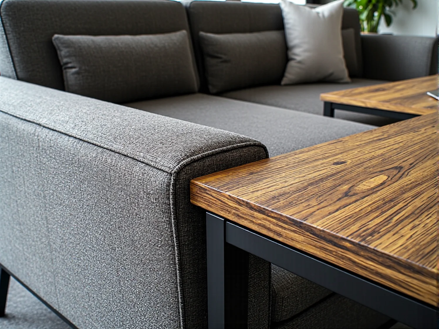 Składane stoły i krzesła w strefie relaksu coworkingu