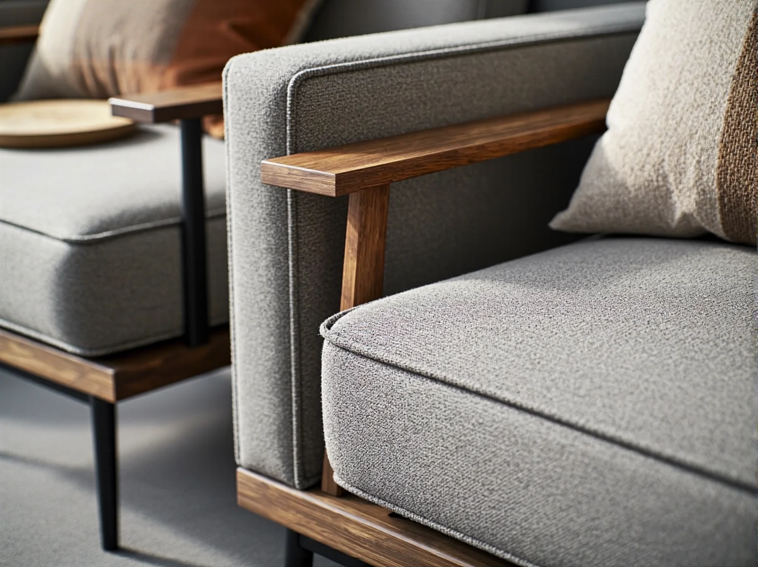 Wygodna sofa ze zintegrowanym systemem audio i tkaniną akustyczną.