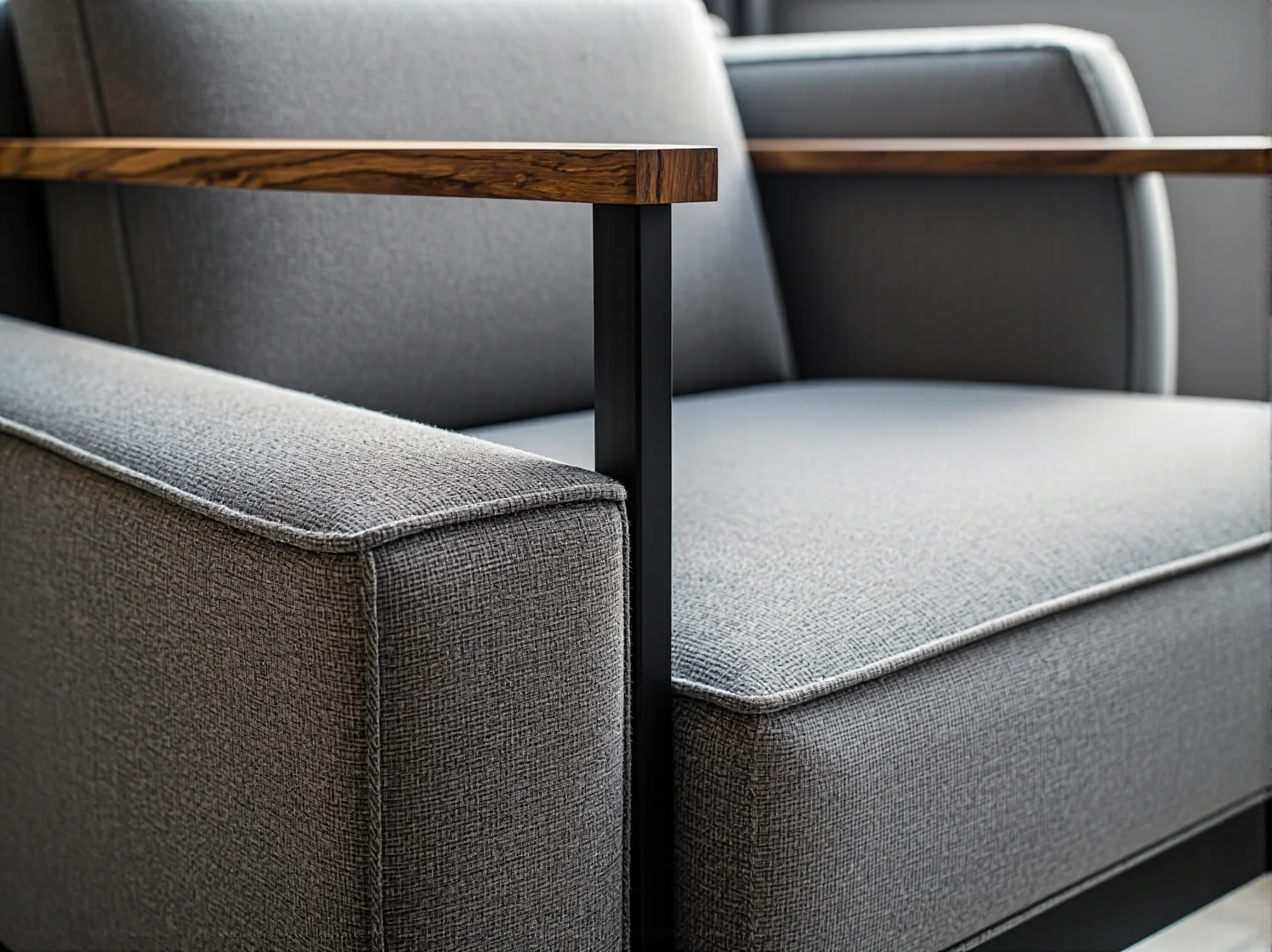 Praktyczne i stylowe krzesło przy biurku w luksusowym pokoju hotelowym.