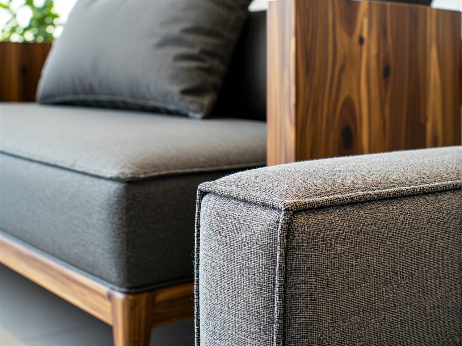 Minimalistyczna szafka RTV z elementami metalowymi i spiekami kwarcowymi.