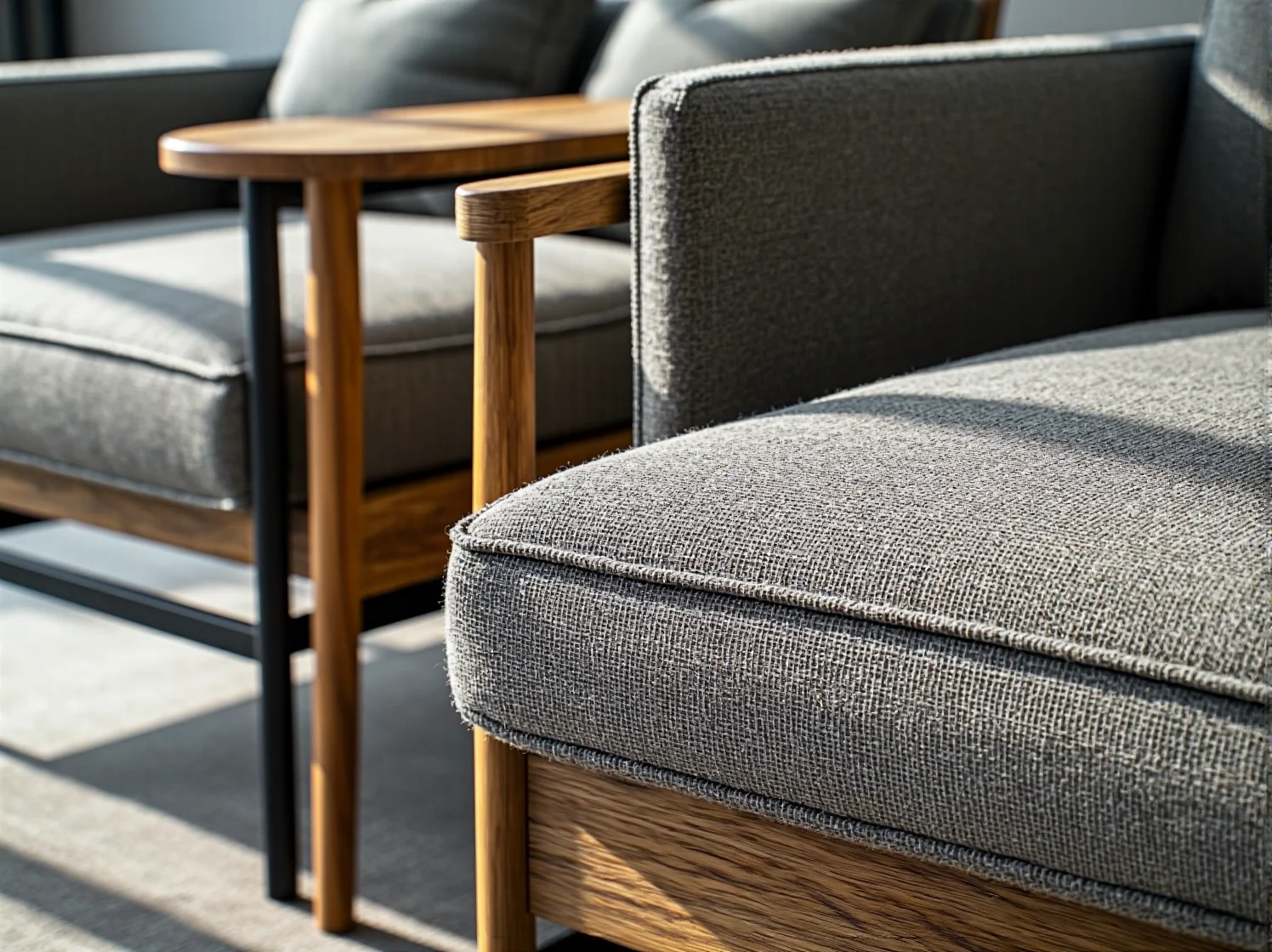 Wąski regał na książki w kawalerce wykonany ze skrzynek po owocach. Tania i efektowna zabudowa.