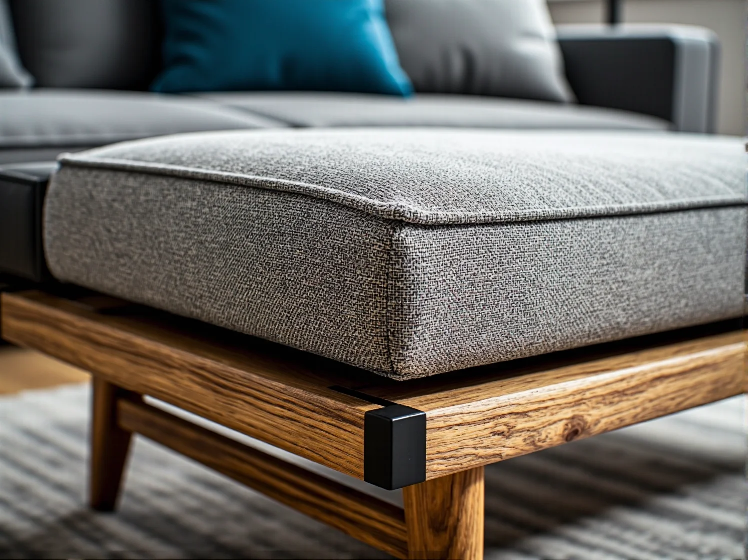 Wielofunkcyjne meble dla niemowlaka: łóżeczko z wbudowanymi szufladami idealne do małych wnętrz.