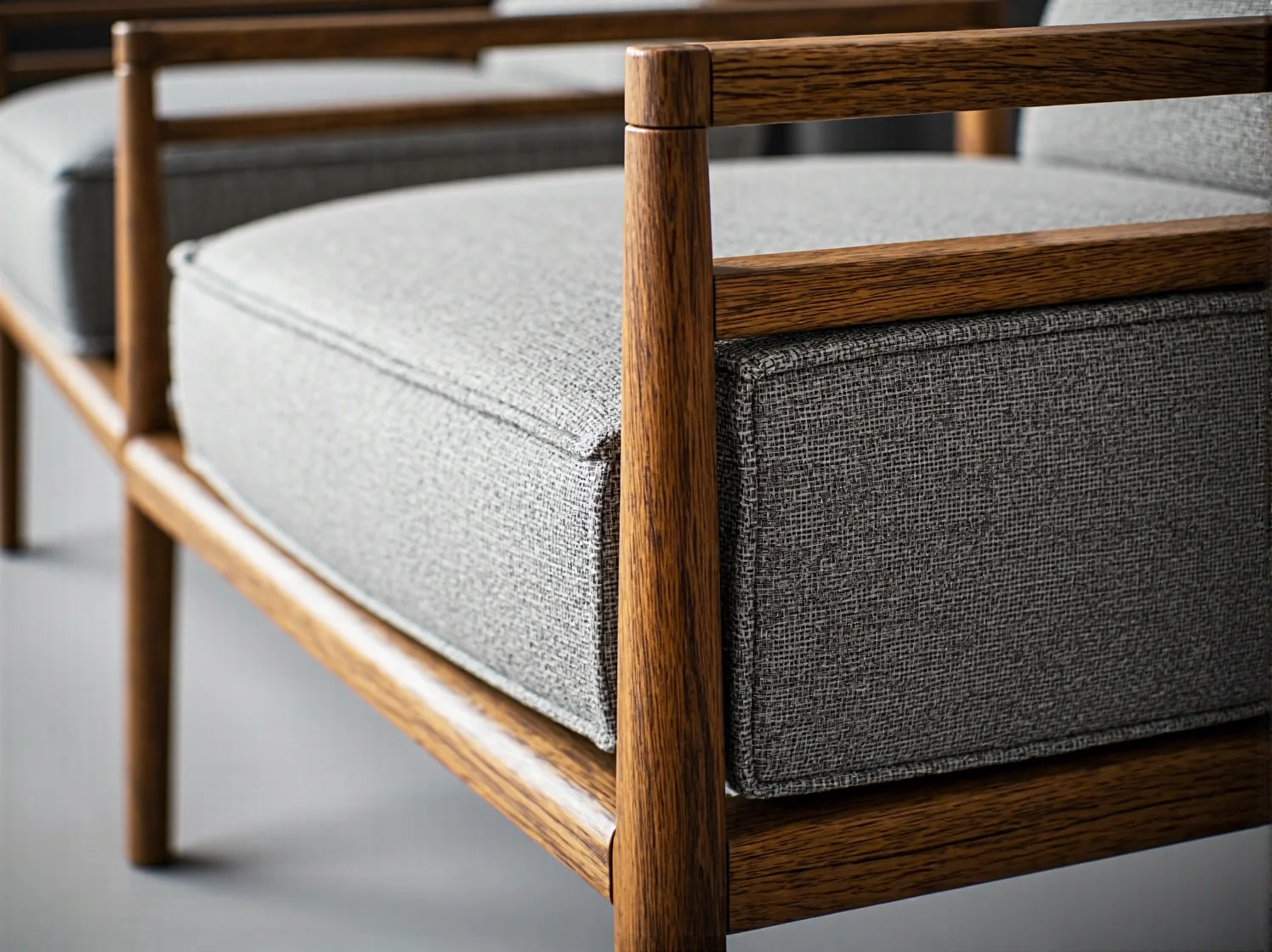 Wygodne krzesła tapicerowane w strefie relaksu lobby hotelowego.