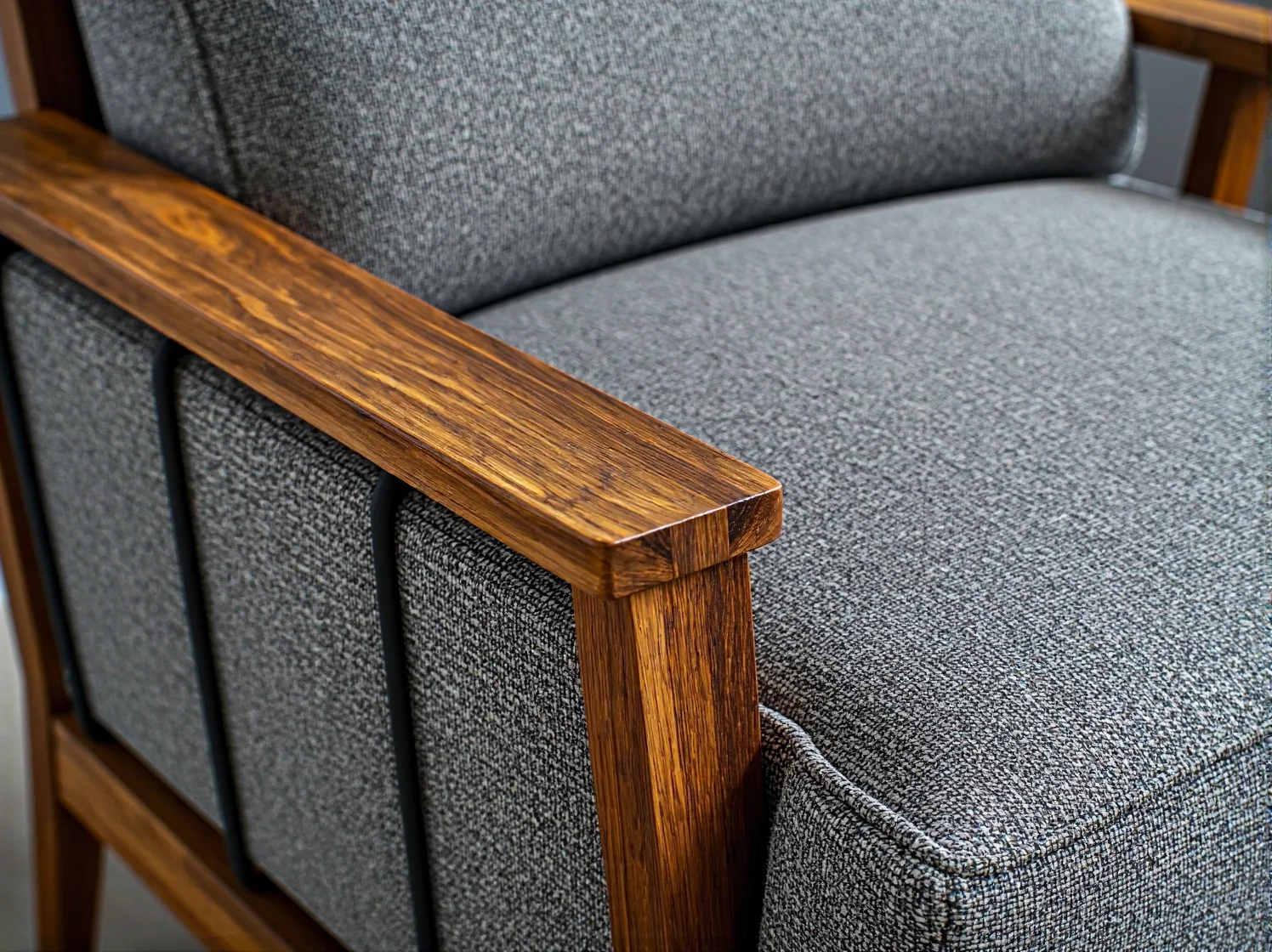 Optymalne wykorzystanie przestrzeni z wysokim regałem modułowym w małym gabinecie.